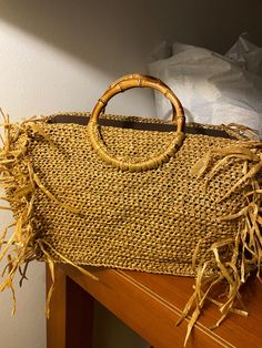 Tote bag with fringes and round bamboo handles, lined in dark brown canvas, made entirely by hand with crochet technique Crochet Fringe Bag, Summer Brown Crochet Bag With Tassels, Brown Crochet Bag With Tassels For Summer, Summer Brown Beach Bag With Bamboo Handle, Casual Brown Straw Bag With Fringe, Casual Brown Crochet Bag With Fringe, Brown Fringe Shoulder Bag For Vacation, Brown Fringed Beach Bag, Brown Fringed Crochet Bag For Summer