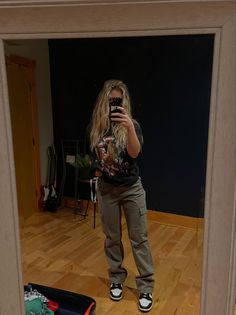 Cargo pants graphic tee Nike dunks Cargo Pants Outfit Summer, Cargo Joggers Outfits, Cargo Pant Outfits, Cargo Outfits Women, Women Cargo Pants Outfit, Clothes Cargo Pants, Cargo Pants Women Outfit, Summer Autumn Outfit