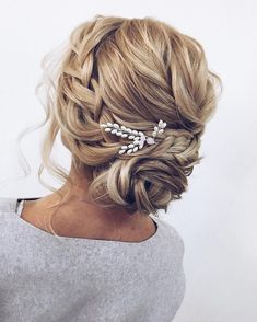 These Gorgeous Updo Hairstyle That You'll Love To Try! Whether a classic chignon, textured updo or a chic wedding updo with a beautiful details. These wedding updos are perfect for any bride looking for a unique wedding hairstyles... #weddinghairstyles Pinup Hair Short, Updo Prom, Unique Wedding Hairstyles, Braided Updo Wedding, Special Occasion Hairstyles, Elegant Wedding Hair