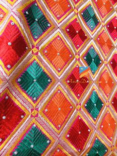 Mehrfarbige grün-orangefarbene Phulkari-Silberperlen.

 📦 UNÜBERTROFFENE No Limits GLOBAL KOSTENLOSER Versand in die USA, Kanada, Norwegen und jedes andere Land.

 - Schwerer Phulkari.

 - Rote, grüne, orange, gelbe, violette und weiße Seidenfadenstickerei.

 - Sippi Sitara gibt es überall im Phulkari.

 - Golden Tissue muss an allen vier Seiten umrandet sein.



 Kaufen Sie mehr PHULKARI CHUNNI .



  Warum Amazon Designs?



 Kundenmeinung - Gur Noor, Kanada

 Erstaunlicher Schmuck. Ganz unt Traditional Embroidered Fabric With Motifs For Celebration, Festive Multicolor Traditional Wear With Motifs, Green Bohemian Traditional Wear With Dori Work, Bohemian Green Traditional Wear With Dori Work, Festive Red Handwork Dupatta, Festive Red Dupatta With Handwork, Festive Multicolor Bohemian Traditional Wear, Red Handwork Dupatta For Festive Occasions, Vibrant Festive Dupatta For Festivals