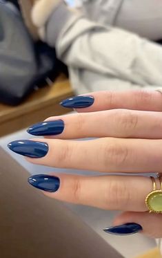 Navy Hailey Bieber Nails, Navy Nails Gel, Aesthetic Navy Blue Nails, Dark Blue Round Nails, Midnight Blue Almond Nails, Nails Inspiration Navy Blue, Dark Blue Pearl Nails, Navy Blue With Gold Nails, Dnd Navy