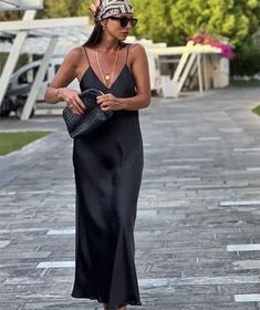 Black Outfit Summer Party, Black Dress Beach Outfit, Black Slip Dress Outfit Formal, Black Dress Outfit Summer, Summer Black Dress Outfit, Black Outfit Summer, Fashion Fails, Outfit Primavera, The Met Gala