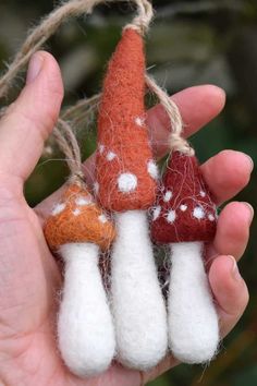 Suspensions en laine feutrée thème champignons. Needle Felted Mushrooms, Needle Felting Ideas, Felted Mushrooms, Felt Ball Crafts