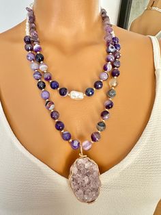 Real pearls and purple agate stones are used in the amethyst necklace. Amethyst broken stones also accompanied the design. A large piece of real amethyst stone covered with copper wire was used as the pendant. Gold-colored devices were used between the stones to complete the design. Our necklace has an extension chain. It can be adjusted to the desired size. It consists of two separate parts.Since our products are real natural stones, there may be very slight differences in tone from those in the image. FREE SHIPPING ! Products are shipped within 1-2 days and delivered within 2-6 business days with fast delivery. Important Warning: Keep away from products containing chemicals such as perfume, cologne and cream. Take off your necklace before entering the sea, pool or shower. Make sure the p Natural Stone Necklace, Necklace Amethyst, Purple Agate, Natural Stones Necklace, Real Pearls, Skin Healing, White Colors, Amethyst Necklace, Pendant Gold