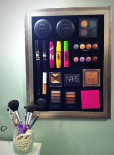 Much better than digging in my make up bag everyday! Magnetic Make-up board. Cover a sheet of metal with fabric and glue to a frame. Add small magnets to the back of your make-up products 27 Life Hacks, Magnetic Makeup Board, Rangement Makeup, Life Hacks Every Girl Should Know, Hacks Every Girl Should Know, Astuces Diy, Makeup Board, Magnetic Board, Cool Ideas