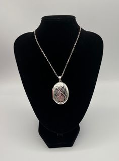 Vintage large oval locket with etched floral design plus 'William Shakespeare' Sonnet Poem Engraved with additional sterling silver chain  ( optional ) in varies lengths ( see options at check out ). This striking locket has a mid century classic etched floral design on the front and plain reverse which is stamped '925' ( 925 is the stamp for sterling silver) . The locket is unusual as it has a poem ( sonnet 116 ) by the famous British playwright 'William Shakespeare' engraved upon the reverse! Oval Silver Collectible Jewelry, Oval Engraved Locket Necklace For Memorial, Victorian Oval Sterling Silver Locket Necklace, Ornate Engraved Oval Locket Necklace, Ornate Oval Engraved Locket Necklace, Collectible Silver Oval Pendant Jewelry, Engraved Oval Sterling Silver Locket Necklace, Memorial Engraved Oval Link Jewelry, Engraved Oval Link Jewelry For Memorial