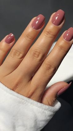 Regular Acrylic Nails Short, Cute Short Acrylic Nails Dark Colors, Dark Pink Natural Nails, Winter Thanksgiving Nails, Short Square Nail Art Ideas, Sns Dipping Powder Nail Colors, Acrylic On Real Nails Short, Short Classy Nails Fall, Call Color Nails