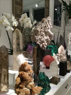 Big Crystals Home Decor, Crystal Vibes Aesthetic, Ritual Aesthetic, Emerald Room, Bp House, Virgo Szn, Stone Room, Big Crystals