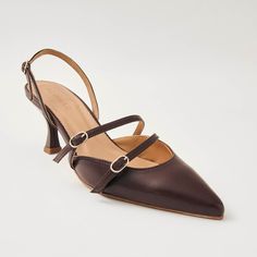 Tacones slingback en punta de cuero marrón Situados sobre tacones finos y fabricados en cuero marrón, los zapatos Joelle son sinónimo de elegancia. Están diseñados con una punta afilada definida por tiras delgadas con hebillas doradas que cruzan la parte delantera del empeine. The Vamp, Slingback Heels, Knit Bottom, Naha, Samoa, Slingback Pump, The Vamps, Sierra Leone