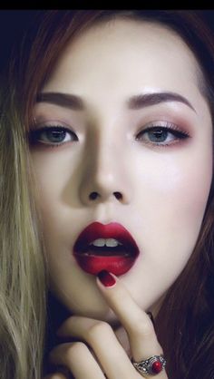 Asian Makeup Tips, Easy Cat Eye, Makeup Asian, Make Up Gold, Phrase Quotes, Gold Makeup, Models Makeup, Asian Makeup