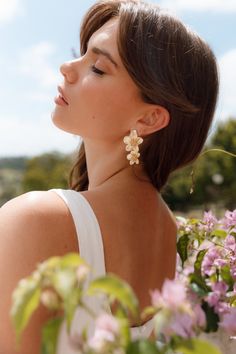 DETAILS    Are you ready to add a little extra sparkle to your style? Look no further than these beautiful flower drop earrings! The perfect balance of modern and glamorous, these stunning accessories feature gold hardware with stud closure and delicate flower designs.   drop style earring  flower design  gold hardware  stud closure    LENGTH    length - 2" Flower Earrings Gold, Makeup News, Flower Drop Earrings, Young Women Fashion, Dresses By Length, Delicate Flower, Summer Jewelry, Gold Flowers, Beautiful Flower