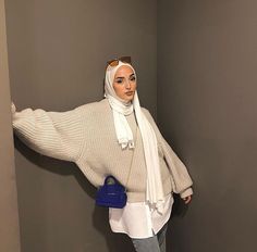 Modest Winter Outfits, Hijab Fashion Summer, Pullovers Outfit, Blouse Casual Fashion, Modest Fashion Hijab, Muslim Outfits Casual, Muslim Fashion Hijab Outfits, Hijab Style Casual, Hijabi Fashion Casual