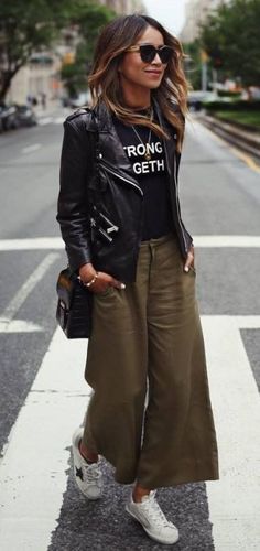 Fall Outfits Women 20s, Mode Hippie, Black Moto Jacket, 일본 패션, Looks Street Style, Green Pants, Black Women Fashion, Mode Inspo, Looks Chic