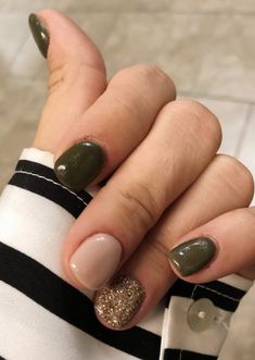 September And October Nails, Dip Nails Thanksgiving, Short Square Dip Powder Nails Fall, Fall Nails 2022 Color Trends Short Round, Different Colour Nails On Each Finger, November Sns Nails, Fall Season Nails Green, Thanksgiving Shellac Nails, Fall Finger Nail Ideas