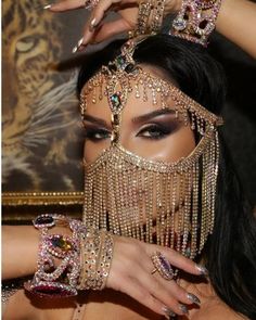 Egyptian Accessories, Belly Dancer Costumes, Egyptian Women, Face Veil, Arabian Women, Diy Jewelry Display, Face Jewellery, Dancers Outfit, Arabian Beauty