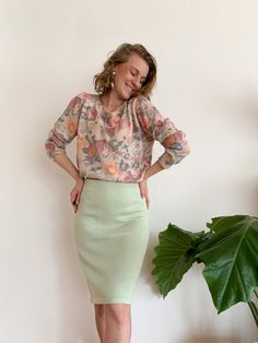 Beautiful vintage knitted skirt in delicate mint green. This great pencil skirt will give you a great and feminine figure. It fits really well and the material is comfortable to wear. It is also opaque. The skirt is from the brand Ciro Esposito - high-quality knitwear. Unfortunately, I don't know the size. It will be 36 or 38. I have a knitted sweater from the same brand in a matching color. Please note the specified dimensions before purchasing. * Size: 36/38 (model wears 34/36 and is 166 tall) * Dimensions: Total length: 56 cm Waist width: 36 cm * Material: 50% cotton, 50% acrylic * Very good vintage condition Feel free to follow me on Instagram and show me how you combine your new piece: @brugt.shop All items of clothing are unique and were found by me at flea markets, second-hand shops Second Hand Shop, Second Hand, Single Piece, Knit Skirt, Vintage Knitting, Slow Fashion, Mint Green, Crayon, Pencil Skirt