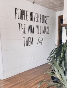 there is a sign on the wall that says people never forget the way you make them fly