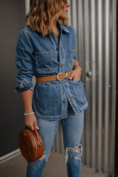 The 2020 Way to Style a Denim on Denim Look | Denim Outfit Ideas | How to Style | Clothing Tips | Denim on Denim Outfit Ideas | Denim Jacket Outfit | Denim Aesthetic | Nude Pumps Outfit | Gold Accessories | Fashion Inspiration | Fashion Trends | Fashion Style Guide | Chic Fashion Blogger | Chic Talk #denim #howtostyle Denim Aesthetic, Denim On Denim Looks, Jumpsuit Denim, Outfit Denim, Looks Jeans, Street Style Fall Outfits, Denim Jacket Outfit, Trendy Denim