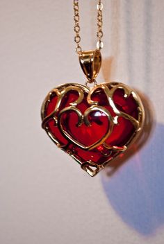 Loz Heart Container, Gold And Red Jewelry, Container Necklace, Red Crystal Jewelry, Heart Container, Pretty Jewelry Necklaces, Heart Accessories, Magical Jewelry, Dope Jewelry