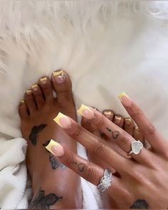 Duck Nails, French Tip Acrylic Nails, Unique Acrylic Nails, Short Acrylic Nails Designs, Acrylic Nails Coffin, Girls Nails, Yellow Nails, Nail Shop, Bling Nails