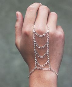 Hand latter bracelet. Easy DIY. Hand Chain Jewelry, Arm Jewelry, Hand Accessories, Hand Wrist, Body Chains, Hand Bracelet, Chain Maille, Foot Jewelry, Hand Chain