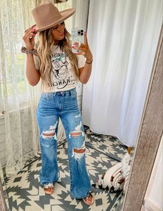 Western Outfit Ideas Western Wear Outfits Casual Summer, Country Concert Outfit Ideas Spring, Nashville Outfits Casual, Nfr Fashion Outfits, Stylish Mom Outfits Summer, Western Casual Outfits For Women, Spring Country Concert Outfit, Casual Country Concert Outfit, Country Concert Outfit Jeans