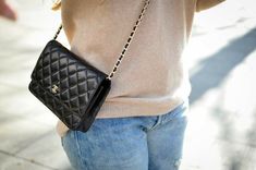 Woc Chanel, Chanel Fashion Outfits, Nice Purses, Chanel Inspired Outfit