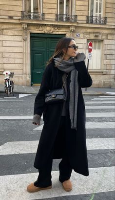 Paris Chic Winter Outfit, Outfits Long Black Coat, Long Black Coat Outfit Autumn, Fitted Wool Coat Women, Black Coat Autumn Outfit, Wool Coat Outfit Black, European Winter Outfits Street Style, Long Coat Fall Outfit, Fall Long Coat Outfits