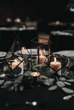 Black Table Centerpieces Wedding, Dark Romantic Wedding Table Decor, Black Minimalist Wedding Decor, Dark Green And Black Wedding Decor, Black And Eucalyptus Wedding Decor, Dark Fall Wedding Centerpieces, Black Aesthetic Wedding Decor, Eucalyptus And Black Wedding, Dark Wedding Venues