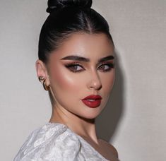 Eyeshadow Looks For Red Outfit, Formal Black Dress Makeup Red Lips, Make Up For Red Dress, Arabic Eye Makeup, Makeup Drawers, Bronze Makeup Look, Bride Looks