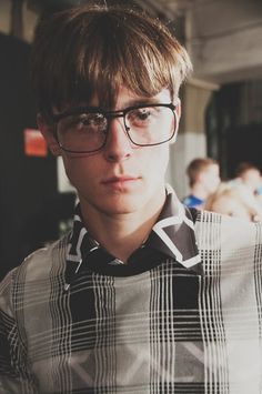 TOPMAN Design SS15 Britpop trips back to 70s psychedelia through faded prints, flares and foppish hair 90s Glasses Men, 70s Glasses Men, Nerd Boy Aesthetic, Glasses Reference, Glasses Guy, Nerd Boy, 70s Glasses, Man With Glasses, Fashion Article