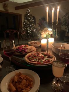 Candlelight dinner table setting Family Christmas Dinner Aesthetic, Family Dinner Aesthetic Night, Candlelit Dinner Aesthetic, Fancy Home Dinner, Candle Lit Dinner Aesthetic, Candle Lit Dinner At Home For Two, Candle Lit Dinner At Home, Candle Light Dinner Aesthetic, Dinner Party Layout