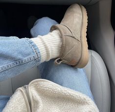 Antelope Uggs, Antelope Uggs Outfit, Ugh Outfits, Ugg Season, Shoes For Winter, Winter Mode Outfits, Cozy Clothes, Fall 23, Skandinavian Fashion