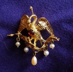 A 'pelican' brooch. Burgundy, 15th cent. Garnet, blue spinel, pearls, gilding. Medieval Accessories, Blue Spinel, Medieval Jewelry, Bird Jewelry, Shop Ideas, Blue Jewelry, 15th Century, Fashion History, Custom Jewelry