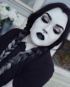 ¿Quieres un personaje que sea rápido y fácil de lograr?  Solo necesitas maquillaje blanco y negro para poder lograr el perfecto disfraz de Merlina. Fete Emo, Make Up Diy, Makeup Zombie, Halloweenský Makeup, Halloween Make-up Looks, Drag Make-up, Creepy Halloween Makeup, Cute Halloween Makeup, Scene Girl