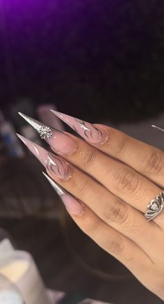 Cute Stilettos Nails, Silver Chrome Stiletto Nails, Silver Stilletos Nails, Nails Stelitto, Clear Stilletos Nails, Staleto Nails Long Design, Baddie Nails Stiletto, Stiletto Nails Black Women, Steletoes Nails