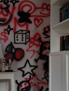 grafiti Home Graffiti Wall, Room Graffiti Ideas Wall Art, Spray Paint Bedroom Wall, Graffiti Wall Aesthetic, Graffiti Wall Art Bedroom, Graffiti Room Aesthetic, Justin Core, Art Room Aesthetic, Grunge Room Ideas