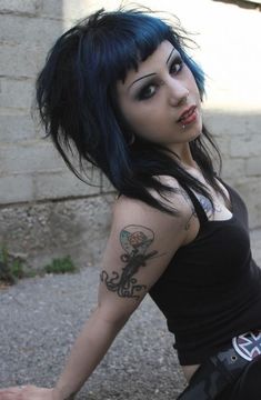 Layered Punk Hair, Goth Bangs Hair, Long Punk Hairstyles, Emo Haircuts Long, Goth Hairstyles Short, Short Goth Hairstyles, Gothic Haircuts, Goth Hair Color Ideas, Goth Haircuts