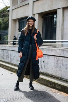 Puffer Jacket Outfit Winter Style, Long Puffer Jacket Outfit, Puffer Coat Outfit, Blazer Rose, Outfit Ideas Winter, Puffer Jacket Outfit, Long Puffer Jacket, Long Puffer Coat, Model Street Style