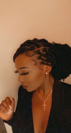 #Blackwomen #Darkskinwomen #Burundianwomen #Finedarkskinwomen Protective Hairstyles Braids, Pretty Braided Hairstyles, Girls Hairstyles Braids, Cornrow Hairstyles, African Braids Hairstyles, Locs Hairstyles