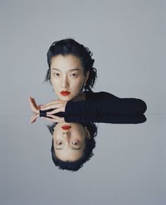 Double Mirror Photography, Mirror Portrait Photography Creative, Leslie Zhang, Mirror Photography, Portrait Editorial, Photographie Portrait Inspiration, Creative Portrait Photography, Photoshoot Idea, Magazine Editorial