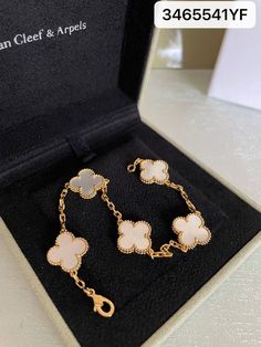 Van Cleef Arpels Bracelet White Gold, Vca Aesthetic, Vca Bracelet Van Cleef Arpels, White Flower Bracelet, Van Cleef And Arpels Jewelry Bracelets, White Gold Van Cleef Bracelet, Jewellery Van Cleef, White Clover Bracelet, Von Cleef Bracelet