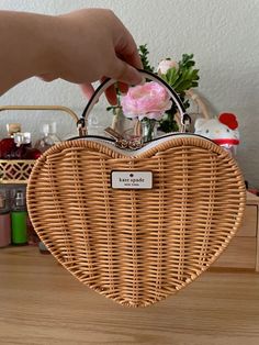 Beautiful Leather Handbags Kate Spade Heart Purse Outfit, Heart Picnic Basket, Cute Spring Bags, Heart Bag Aesthetic, Heart Purse Outfit, Kate Spade Heart Bag, Kate Spade Aesthetic, Cool Purses