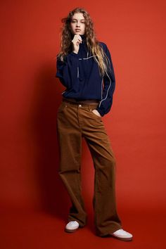 What To Wear With Brown Pants: 15 Chic Outfit Ideas All Brown Outfit, Long White Socks, Brown Pants Outfit, Moda Casual Chic, Dark Brown Pants, Brown Leather Pants, Corduroy Pant, Brown Leggings, Black Puffer Jacket