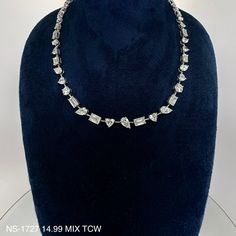 Este impresionante collar de diamantes con mezcla de formas de 18 k Twt 14,99 está elaborado en oro blanco de 18 k y cuenta con un total de 14,99 quilates de impresionantes diamantes en una variedad de formas. Este collar es una hermosa declaración, ideal para ocasiones especiales.


 DIAMANTE 15.00 FORMA MEZCLA TCW 52 UDS. Por ejemplo, VVS1-VS1


 18K WG 19,65 GRAMOS TAMAÑO 15"

 NS-1727 Natural Diamonds, Diamond Necklace, Special Occasion, White Gold, Gold