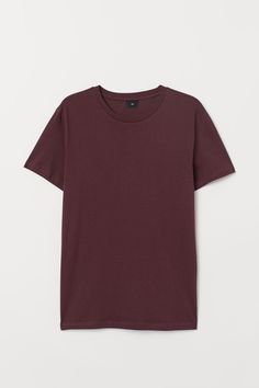 Regular Fit Crew-neck T-shirt - Burgundy - Men | H&M US 1 Vest Shirt, Fashion Story, Fashion Company, Sleeve Cotton, World Of Fashion, Short Tops, Cotton T Shirt, Fashion News, Neck T Shirt