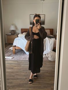 pregnancy style | chic maternity | pregnant style | pregnant ootd | fall transition outfit | dress the bump | second trimester outfit | pregnant outfit | maternity style | bump style Skater Maternity Outfits, Hot Pregnant Outfits, Pregnant In Summer Outfits, Date Night Pregnant Outfit, Maternity Black Dress Outfit, Aesthetic Maternity Outfits, Maternity Airport Outfit