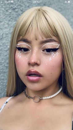 Natural Rave Makeup, Black And White Festival Makeup, Cute White Makeup Looks, New Years Makeup Ideas Creative, White Dots Eye Makeup, White Liner Looks, Rave Eyeliner, Black And White Graphic Liner, White Liner Makeup Looks