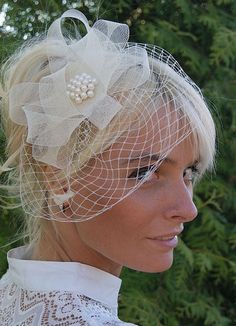 A simple white, short birdcage style veil. Trimmed with loops of diamate effect resin mesh, netting and feathers. This veil measures approx: Length: 25cm Width: 28cm Great for Mother of the bride, wedding guest or a day at the races. Veil Fascinator, Bride Hair Piece, Face Veil, Sitting In A Tree, Short Veil, 50's Style, Birdcage Veil, Wedding Fascinators, Mesh Netting