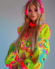 Neon Costume Ideas, Neon Fashion Aesthetic, Neon Fashion Outfit, Rave Design, Neon Clothing, Neon Rave, Festival Outfits Rave, Look Festival, Neon Hair